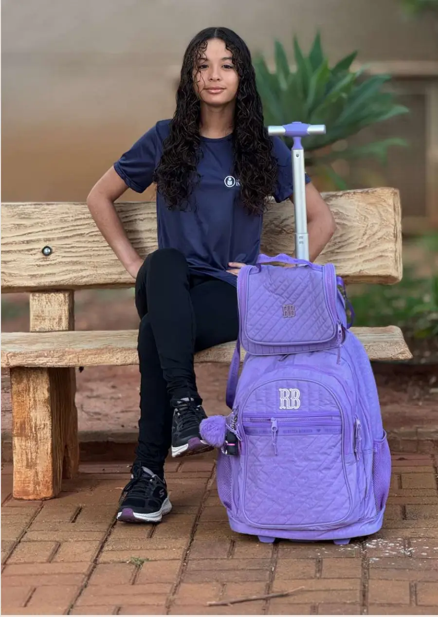 Joana Caroline com uniforme e mochila escolar