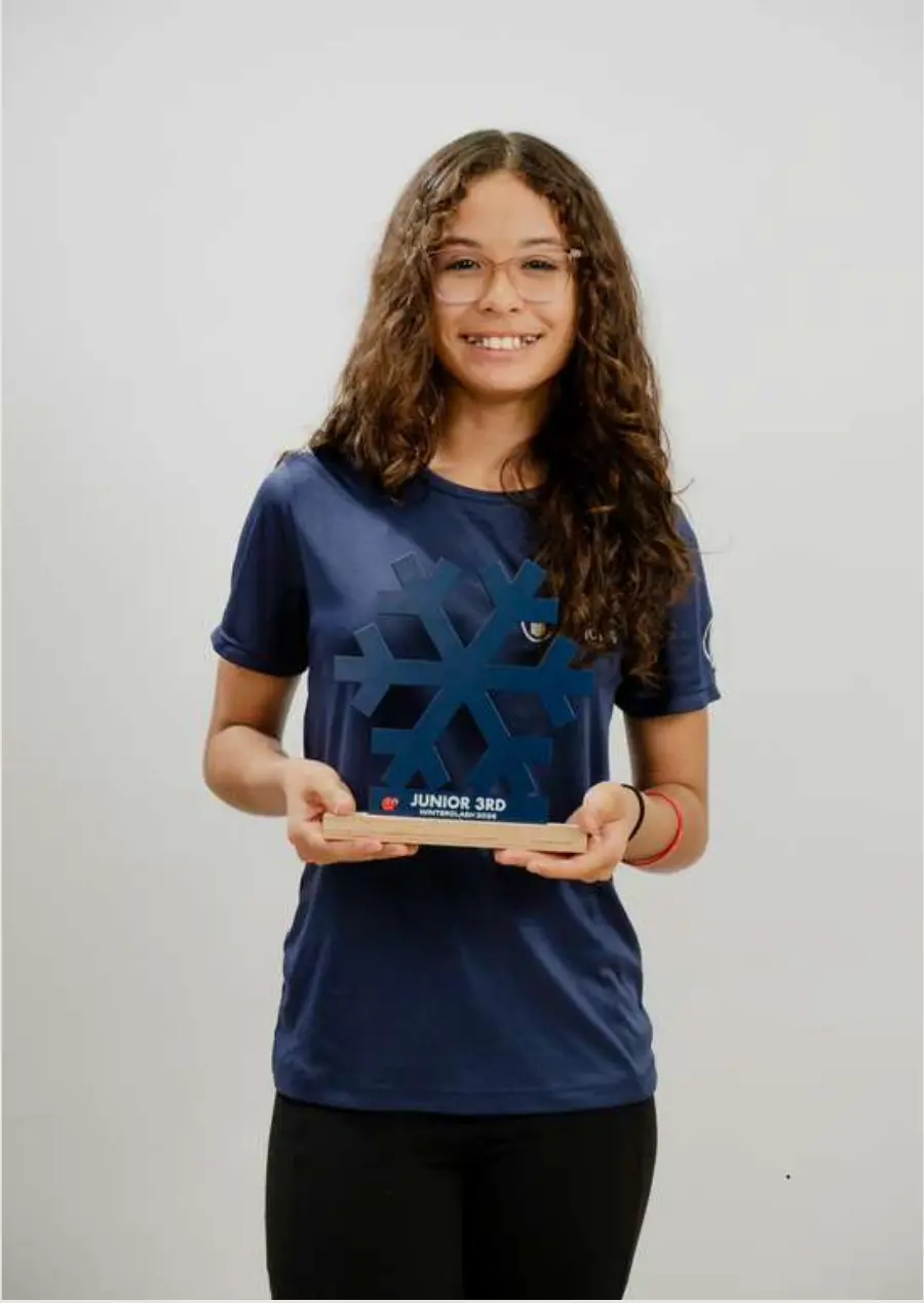 Joana Caroline segurando um troféu