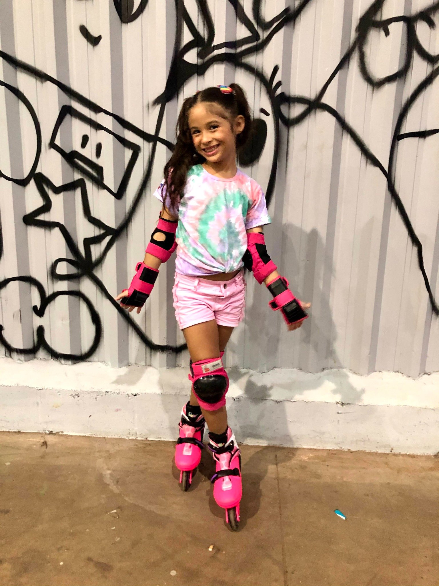 Joana Caroline aos 7 anos, usando seus primeiros patins